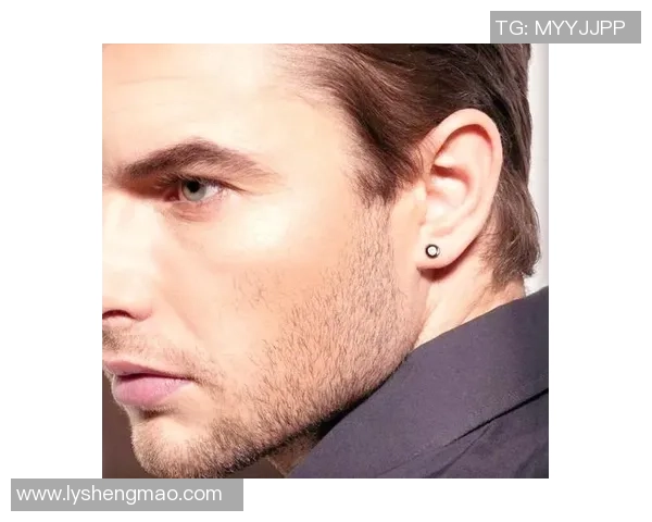 戴两个耳环的足球球星盘点 他们如何通过独特配饰展现个人风格 戴两个耳环的足球球星盘点 他们如何通过独特配饰展现个人风格