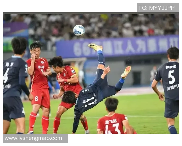 球星日常生活与赛场英姿完美融合的足球精彩瞬间图片合集 球星日常生活与赛场英姿完美融合的足球精彩瞬间图片合集